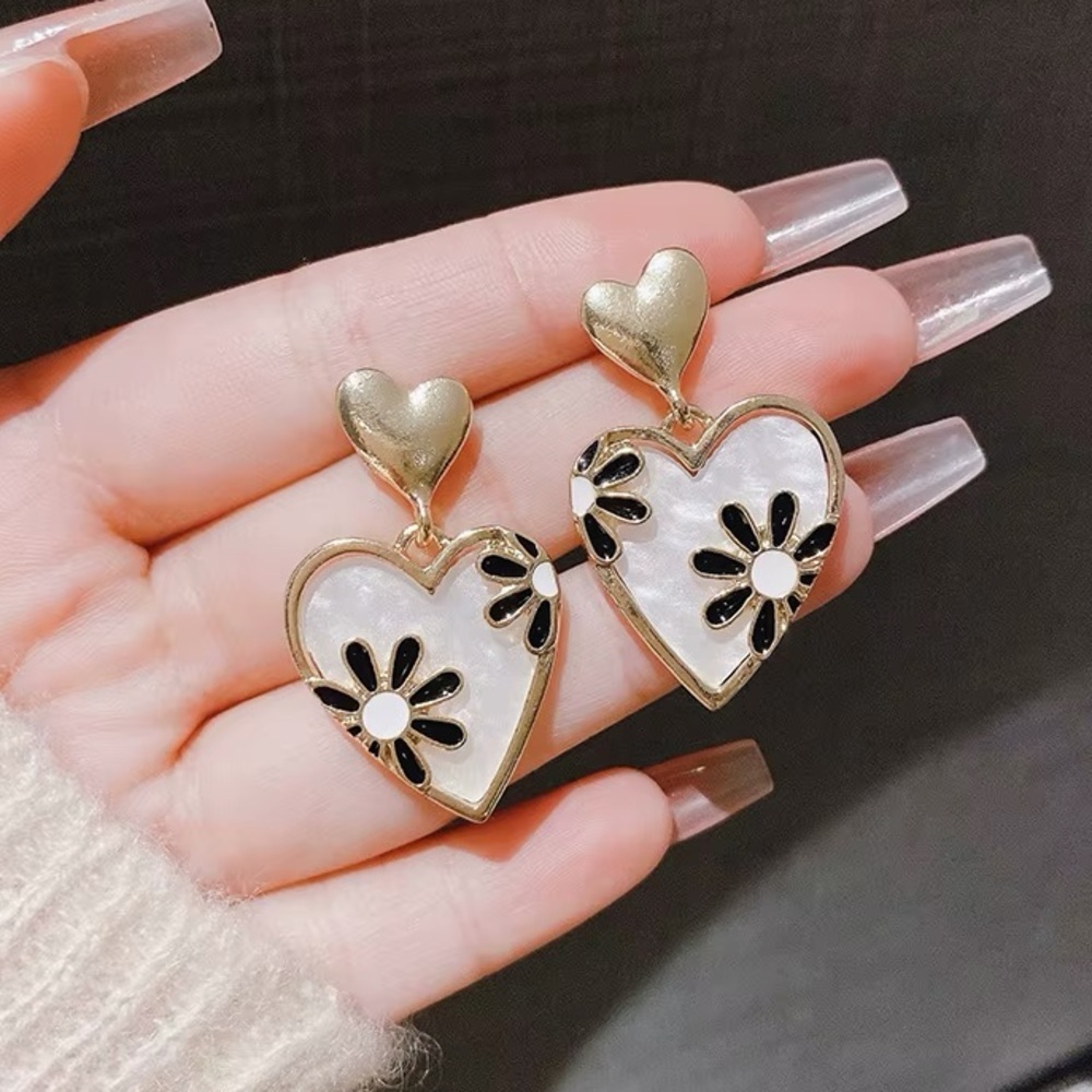 Black Daisy‎ Heart Earrings 🖤